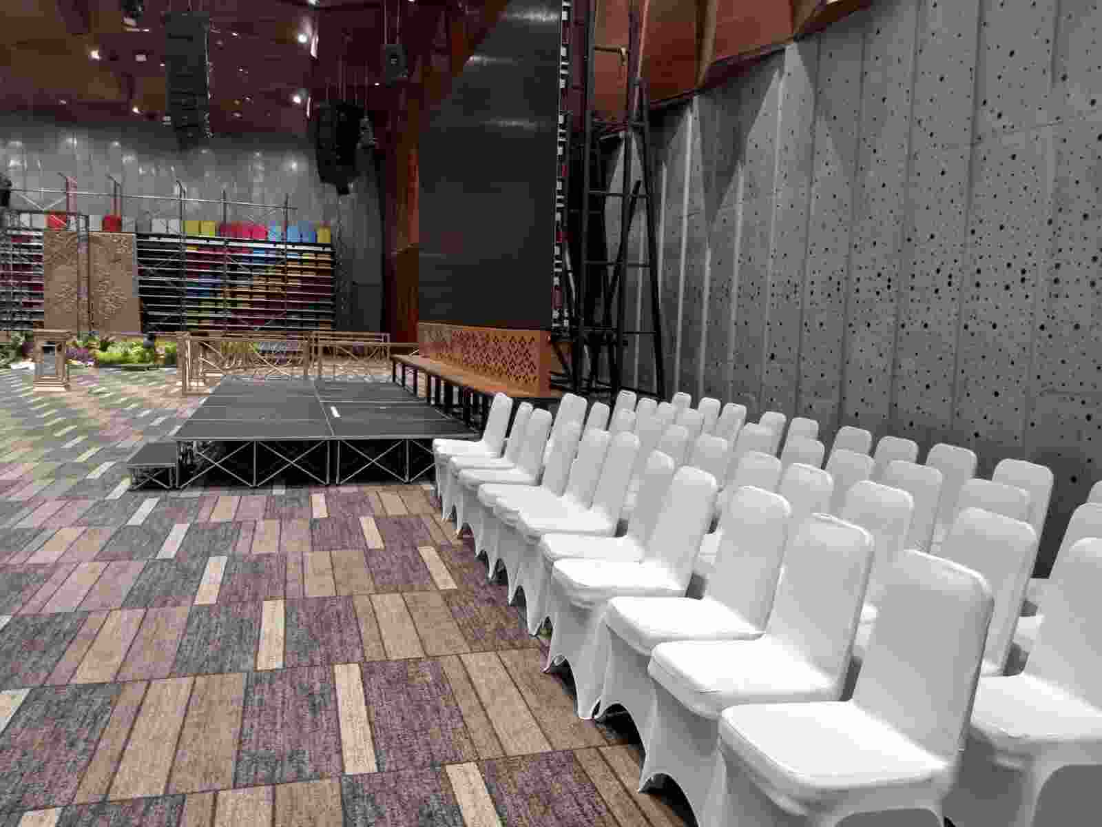 Sewa Cover Kursi Futura – Percantik Tampilan Acara Anda dengan Gaya Elegan
