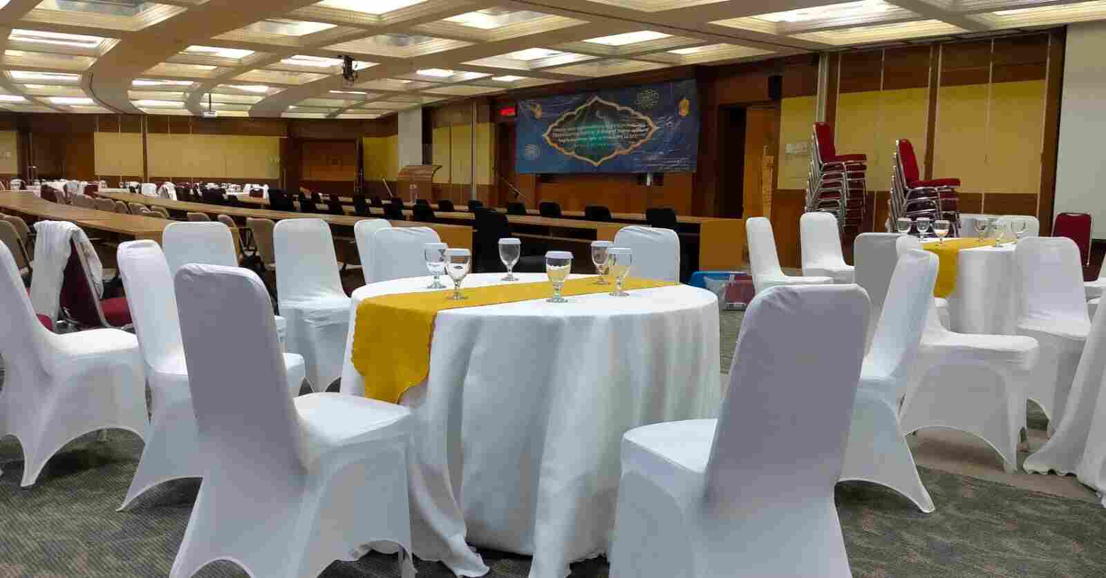 Sewa Sarung Kursi – Percantik Tampilan Acara Anda dengan Gaya dan Elegansi